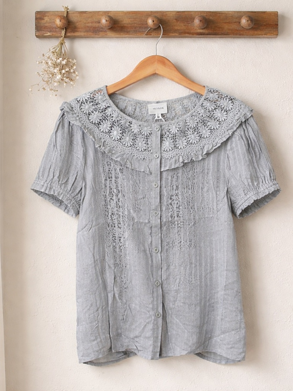 Heyson Light Gray Ruffled Lace Yoke Button-Front Women's Top size medium nwt - Picture 3 of 8